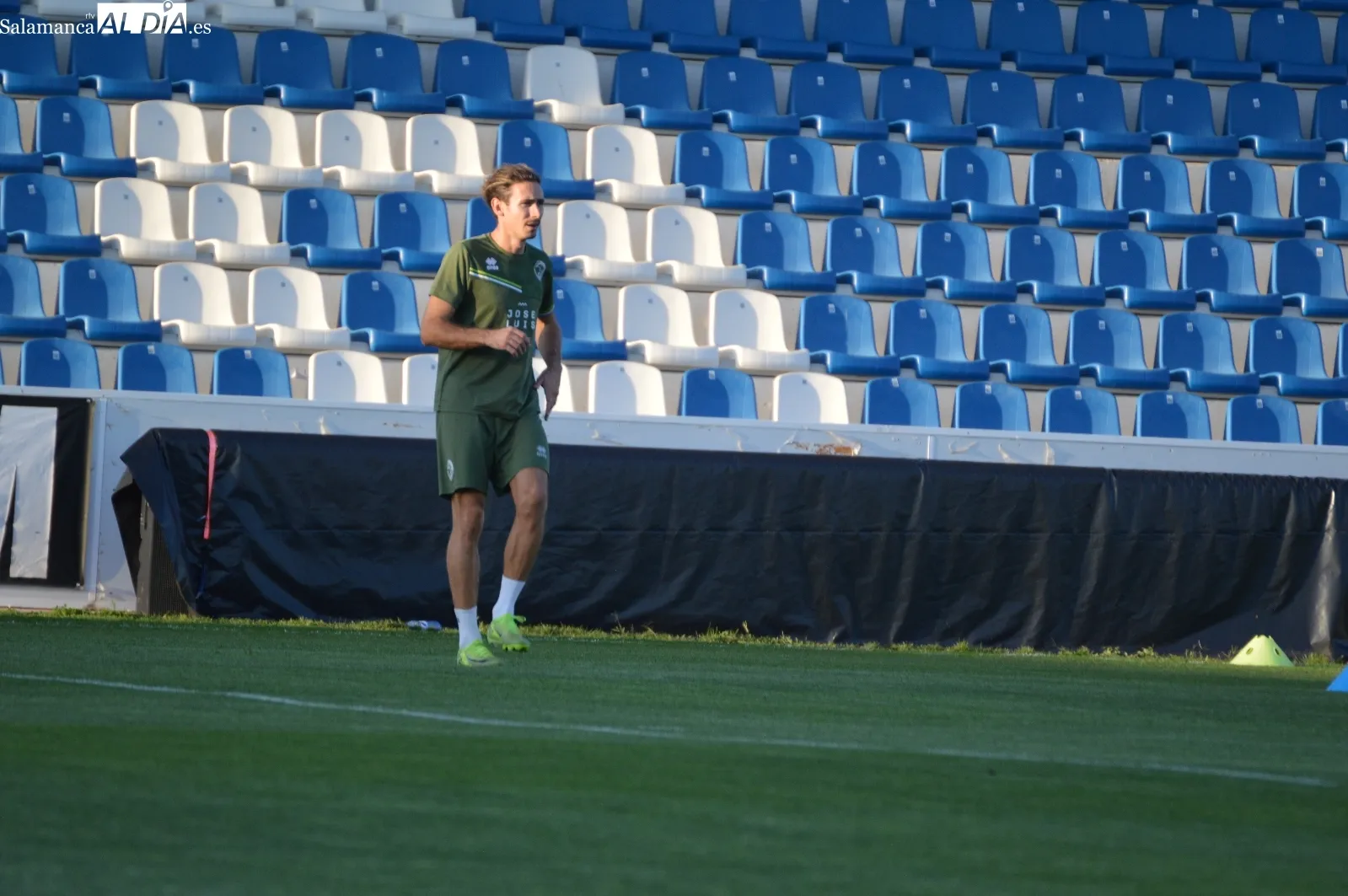 Foto 15 - Ra&uacute;l Fuentes, t&eacute;cnico del Divisi&oacute;n de Honor, y Turi, preparador de porteros, toman el testigo de Oriol Riera en el entrenamiento de Unionistas