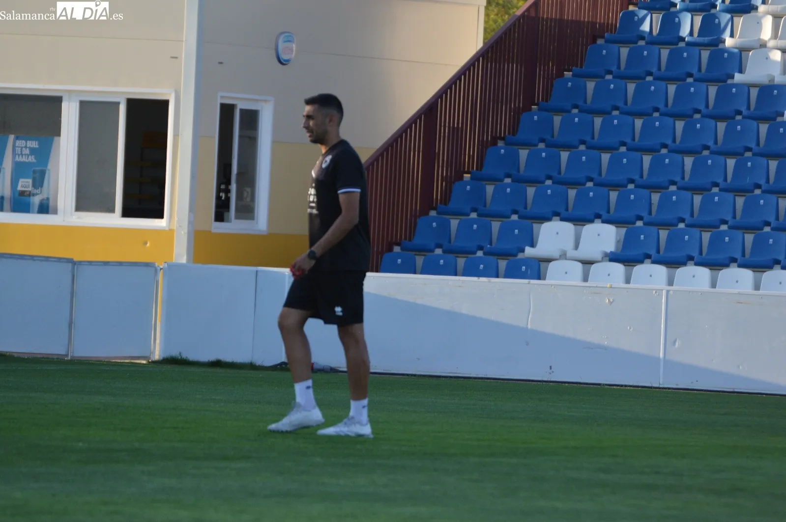 Foto 17 - Ra&uacute;l Fuentes, t&eacute;cnico del Divisi&oacute;n de Honor, y Turi, preparador de porteros, toman el testigo de Oriol Riera en el entrenamiento de Unionistas