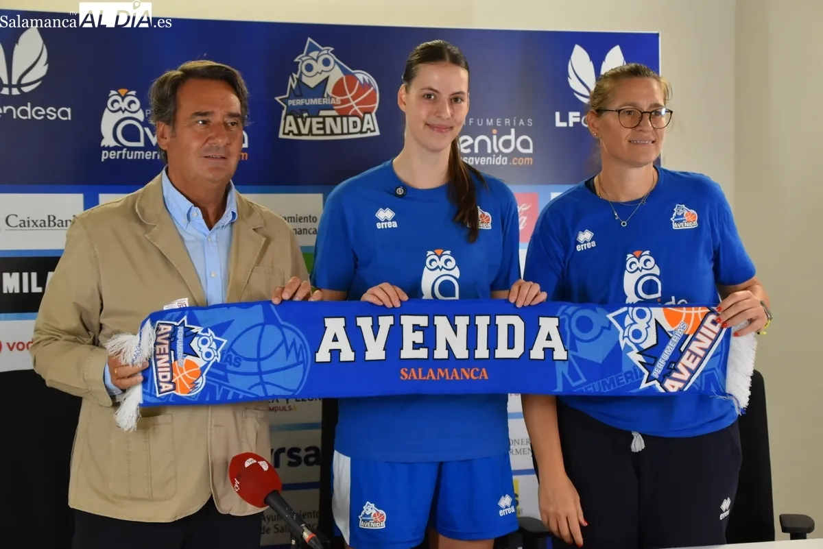 Presentación de Natalie Stoupalova como jugadora del Perfumerías Avenida. Fotos de Miguel González