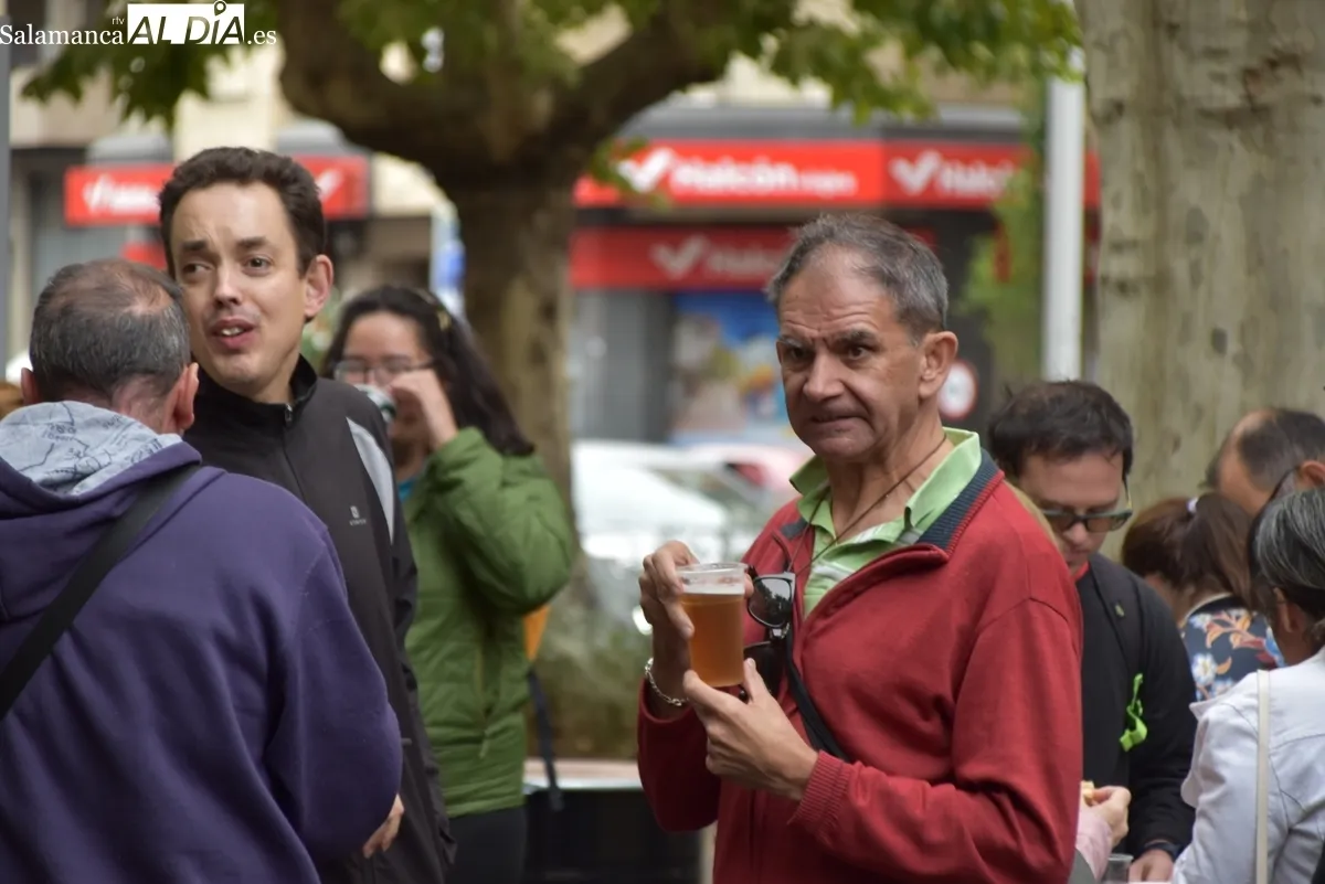 La Feria de Día celebra su jornada más solidaria junto a la asociación Insolamis en La Alamedilla. Fotos de Miguel González