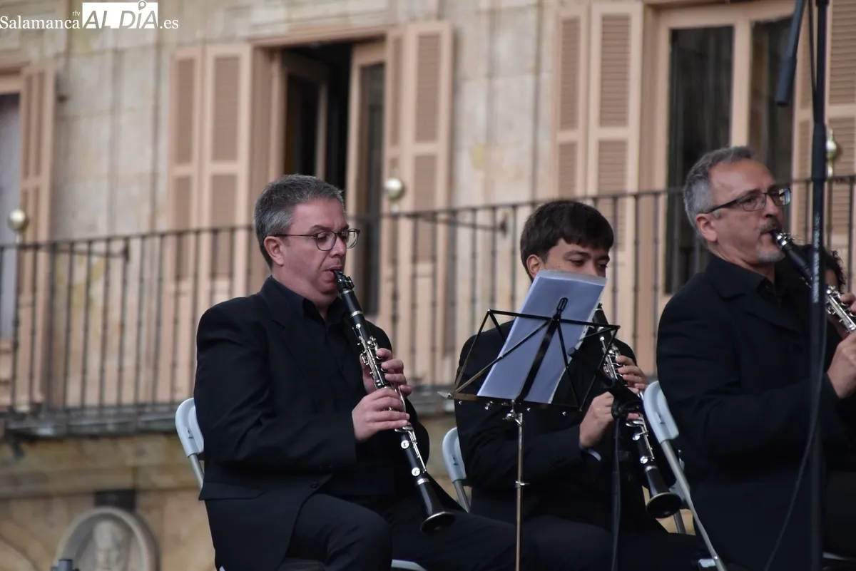 La Banda Municipal de Música pone la banda sonora al mediodía en la Plaza Mayor. Fotos de Miguel González