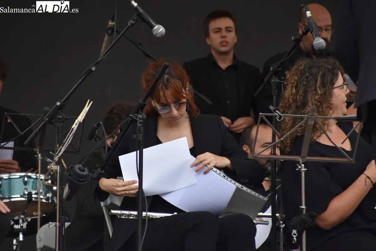 La Banda Municipal de Música pone la banda sonora al mediodía en la Plaza Mayor. Fotos de Miguel González