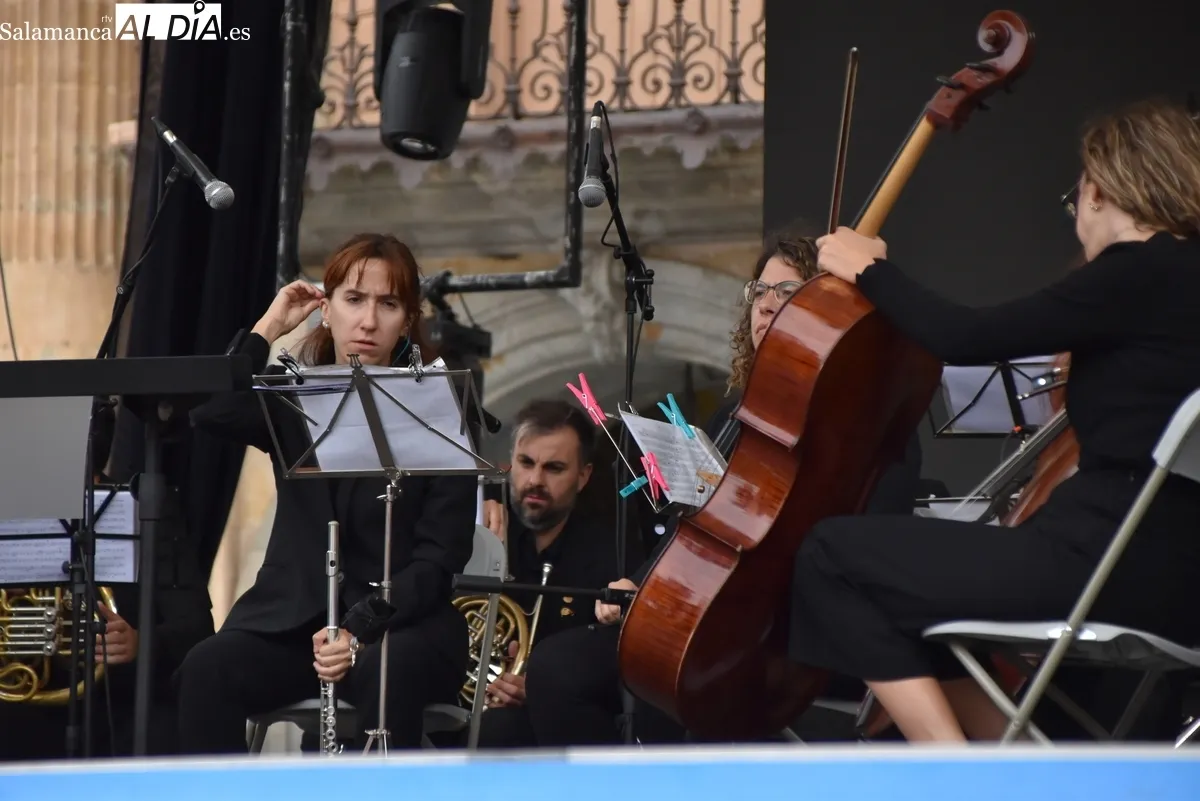 La Banda Municipal de Música pone la banda sonora al mediodía en la Plaza Mayor. Fotos de Miguel González