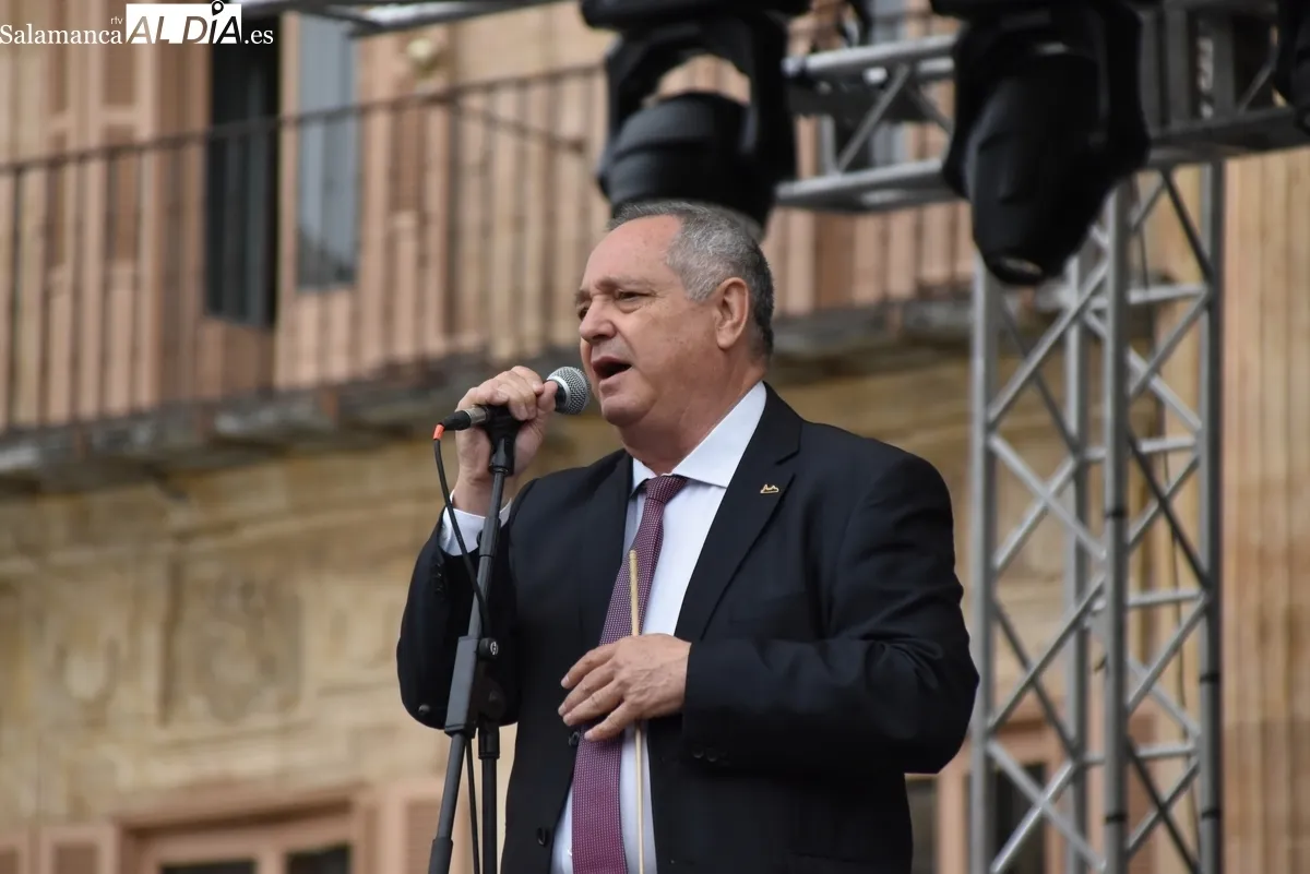 La Banda Municipal de Música pone la banda sonora al mediodía en la Plaza Mayor. Fotos de Miguel González