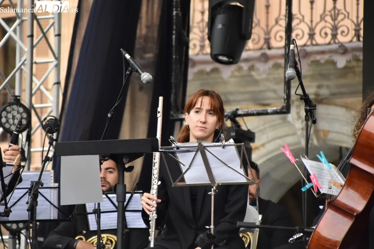 La Banda Municipal de Música pone la banda sonora al mediodía en la Plaza Mayor. Fotos de Miguel González