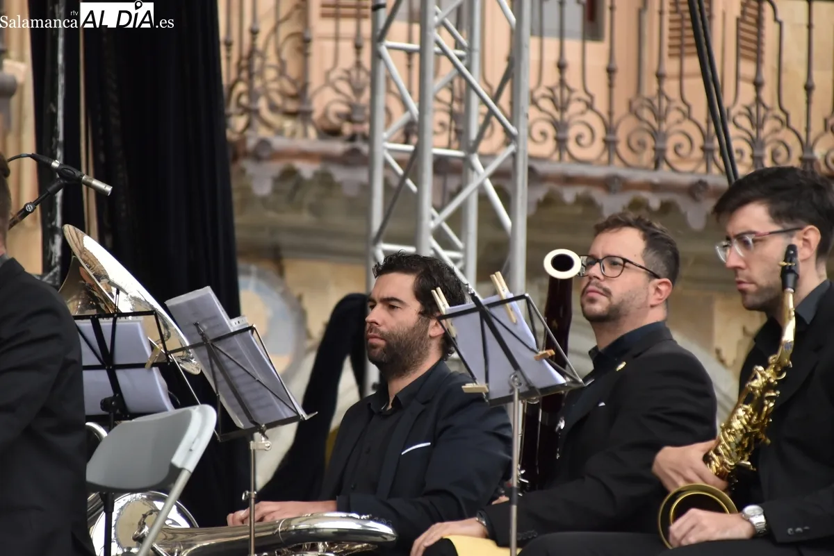 La Banda Municipal de Música pone la banda sonora al mediodía en la Plaza Mayor. Fotos de Miguel González