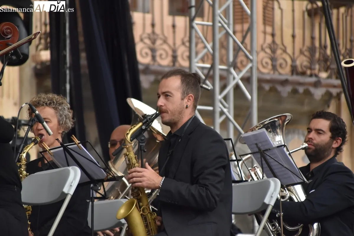 La Banda Municipal de Música pone la banda sonora al mediodía en la Plaza Mayor. Fotos de Miguel González