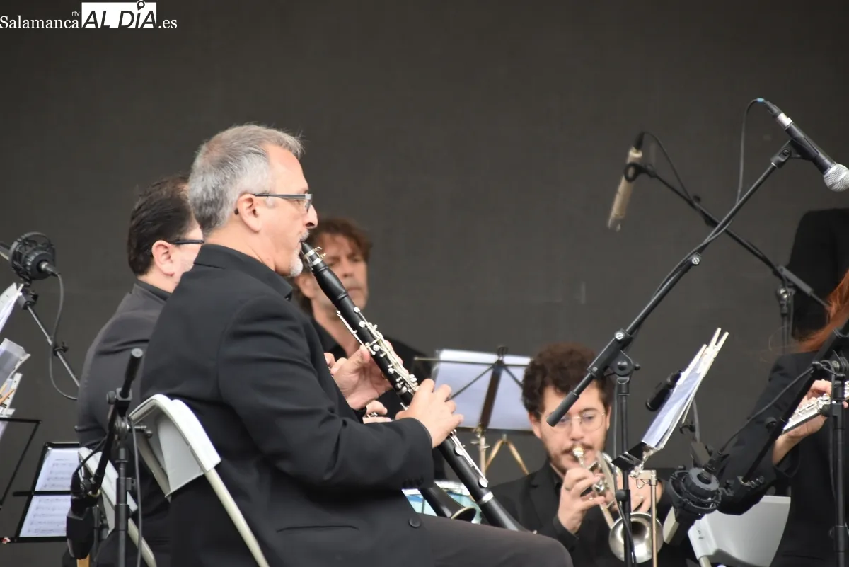 La Banda Municipal de Música pone la banda sonora al mediodía en la Plaza Mayor. Fotos de Miguel González