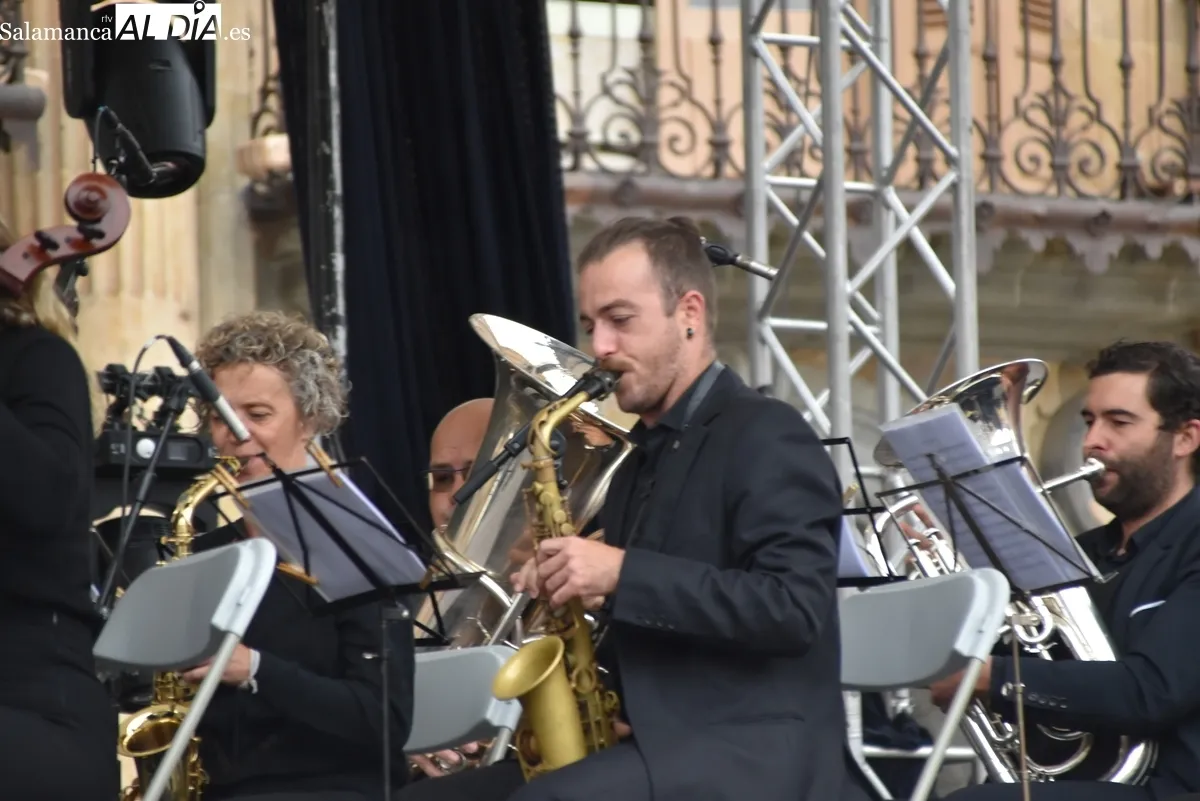 La Banda Municipal de Música pone la banda sonora al mediodía en la Plaza Mayor. Fotos de Miguel González