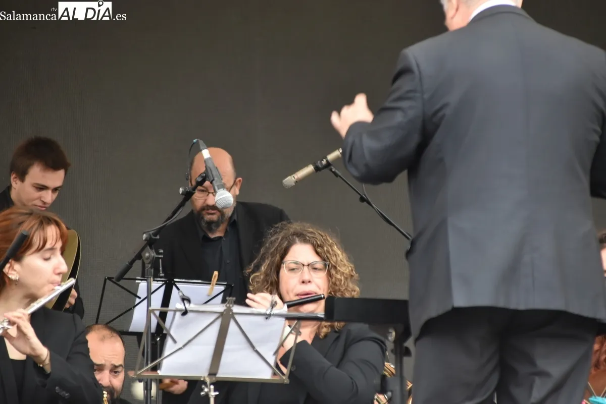 La Banda Municipal de Música pone la banda sonora al mediodía en la Plaza Mayor. Fotos de Miguel González