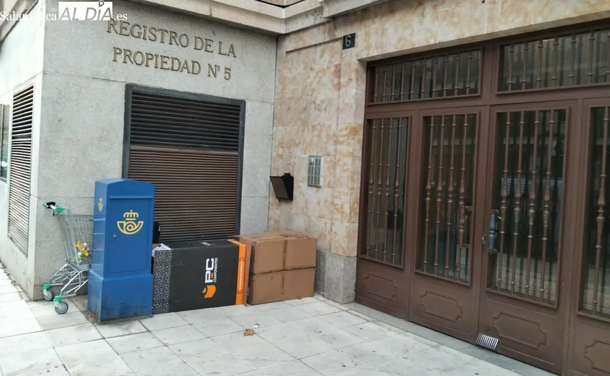 Efectos de la persona que tras instalarse en un banco de la avenida Reyes de España, con la llegada del otoño, pasó a la calle Santa Brígida, junto al Registro de la Propiedad
