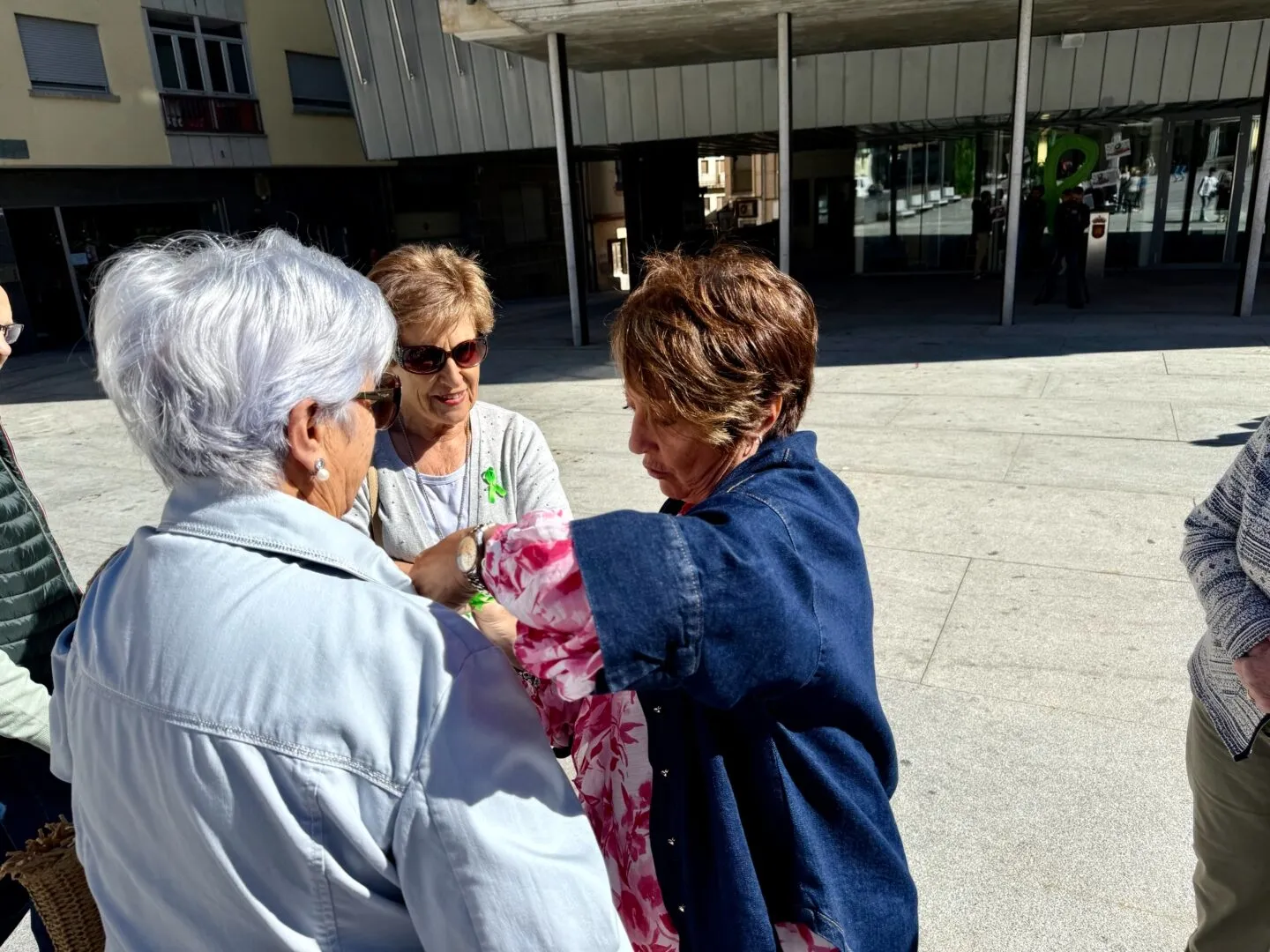 Foto 9 - Guijuelo se une en la Plaza Mayor para conmemorar el D&iacute;a Mundial del Alzheimer