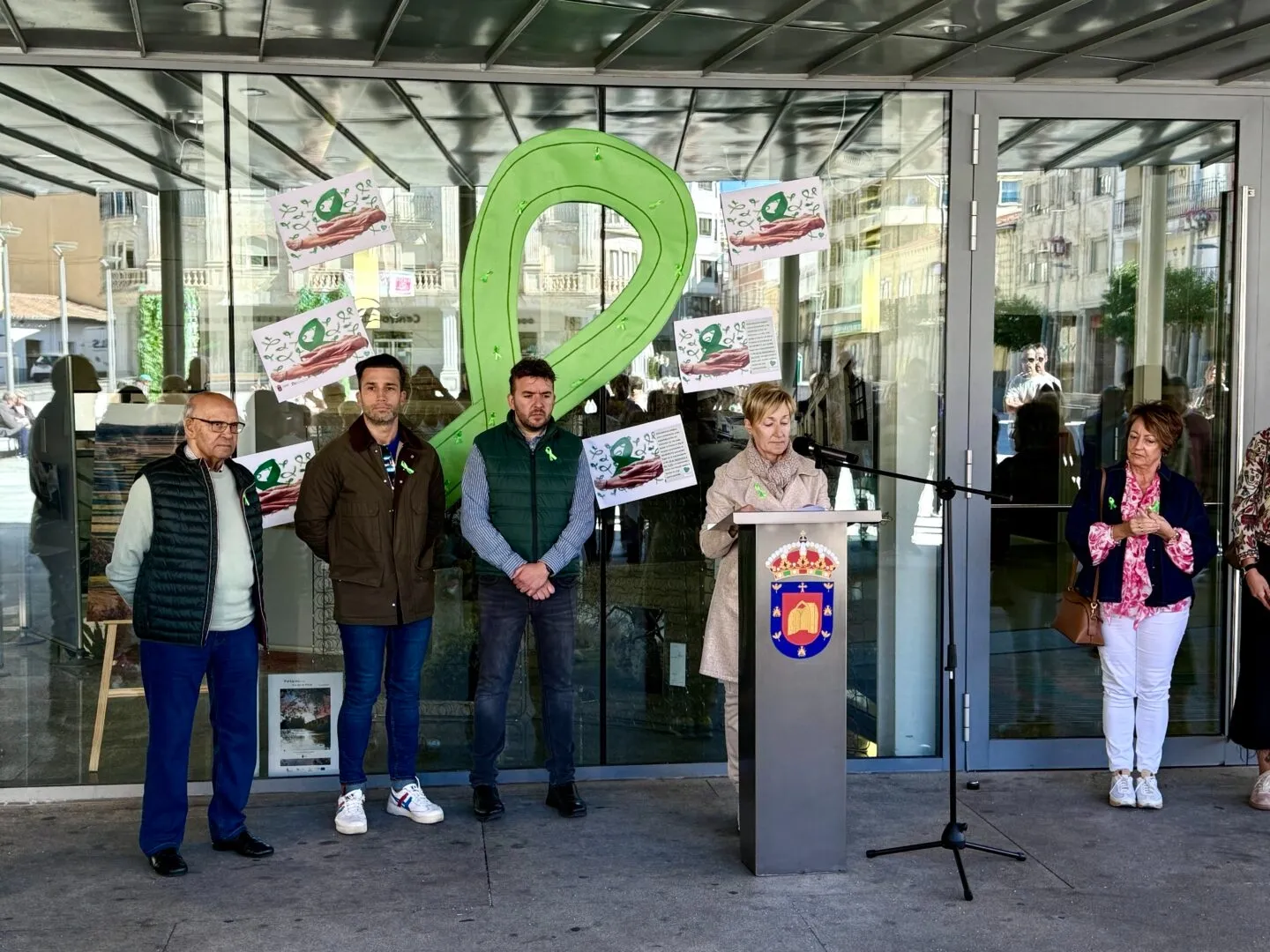 Foto 2 - Guijuelo se une en la Plaza Mayor para conmemorar el D&iacute;a Mundial del Alzheimer
