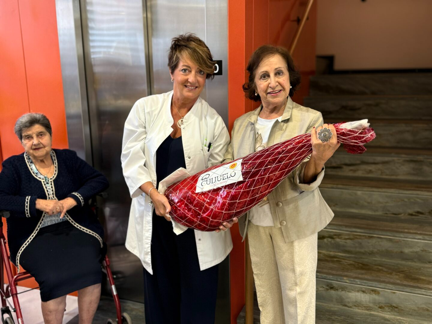 La pregonera de Guijuelo dona el jamón de las fiestas al Centro de Día