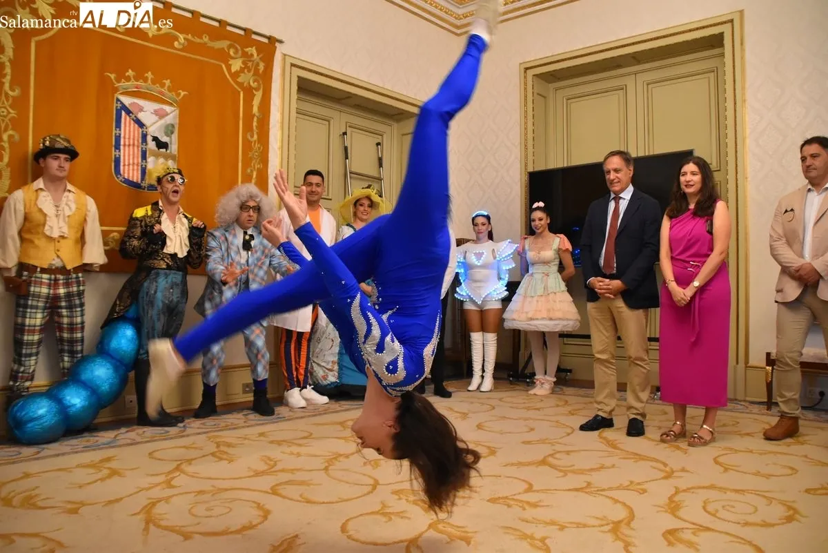 Recepción en el Ayuntamiento de Salamanca con los artistas de  Stellar Circus para presentar dos sesiones de circo inclusivo los días 25 y 28 de septiembre. Foto de Miguel A. González