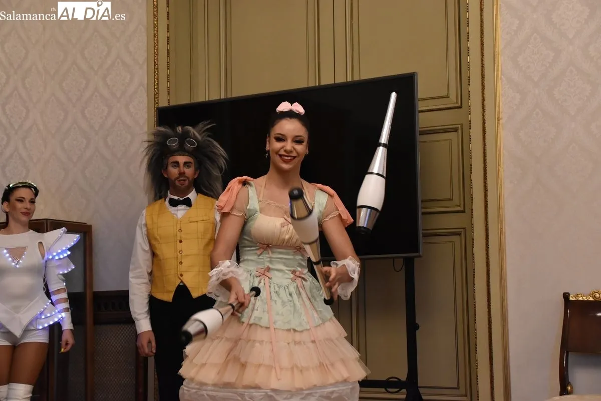 Recepción en el Ayuntamiento de Salamanca con los artistas de  Stellar Circus para presentar dos sesiones de circo inclusivo los días 25 y 28 de septiembre. Foto de Miguel A. González