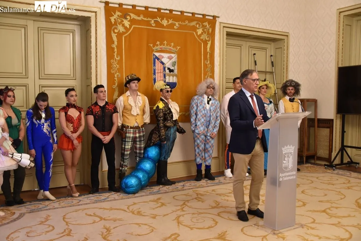 Recepción en el Ayuntamiento de Salamanca con los artistas de  Stellar Circus para presentar dos sesiones de circo inclusivo los días 25 y 28 de septiembre. Foto de Miguel A. González