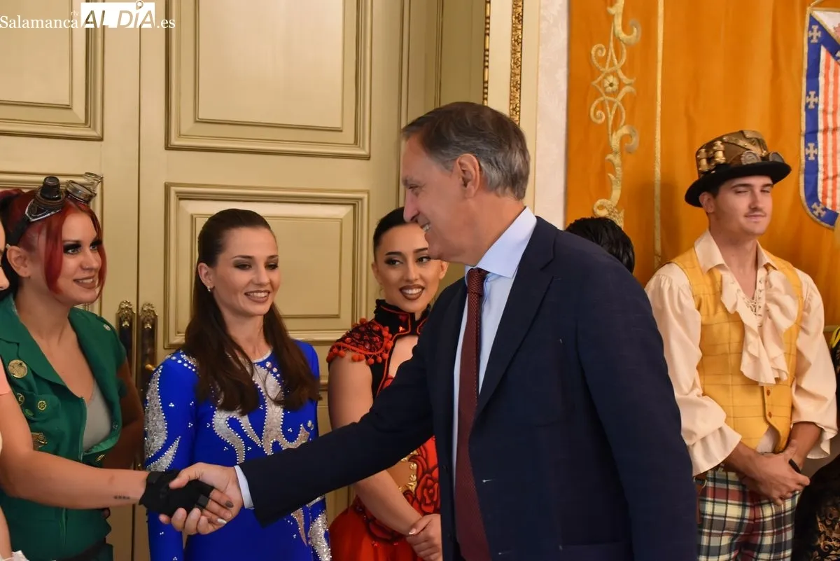 Recepción en el Ayuntamiento de Salamanca con los artistas de  Stellar Circus para presentar dos sesiones de circo inclusivo los días 25 y 28 de septiembre. Foto de Miguel A. González
