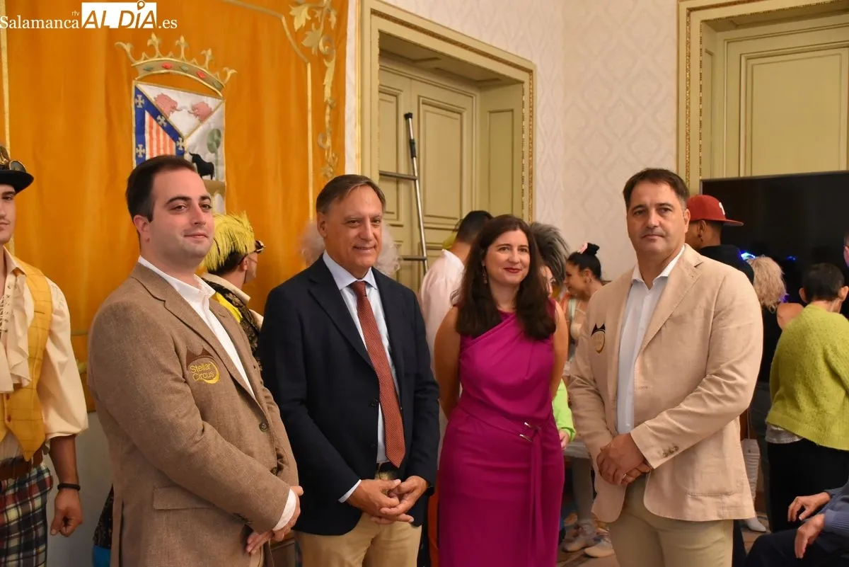 Recepción en el Ayuntamiento de Salamanca con los artistas de  Stellar Circus para presentar dos sesiones de circo inclusivo los días 25 y 28 de septiembre. Foto de Miguel A. González
