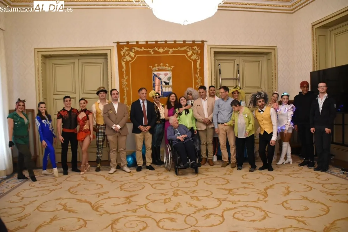 Recepción en el Ayuntamiento de Salamanca con los artistas de  Stellar Circus para presentar dos sesiones de circo inclusivo los días 25 y 28 de septiembre. Foto de Miguel A. González