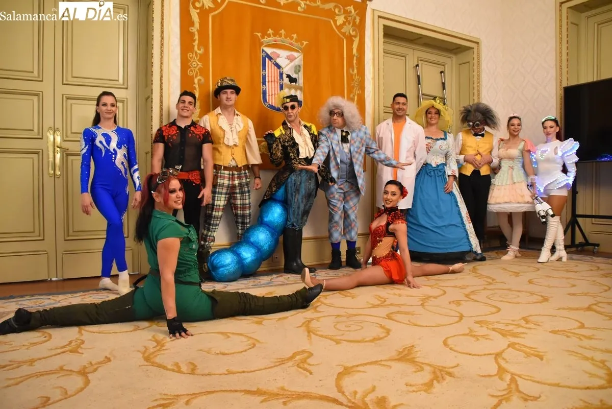 Recepción en el Ayuntamiento de Salamanca con los artistas de  Stellar Circus para presentar dos sesiones de circo inclusivo los días 25 y 28 de septiembre. Foto de Miguel A. González