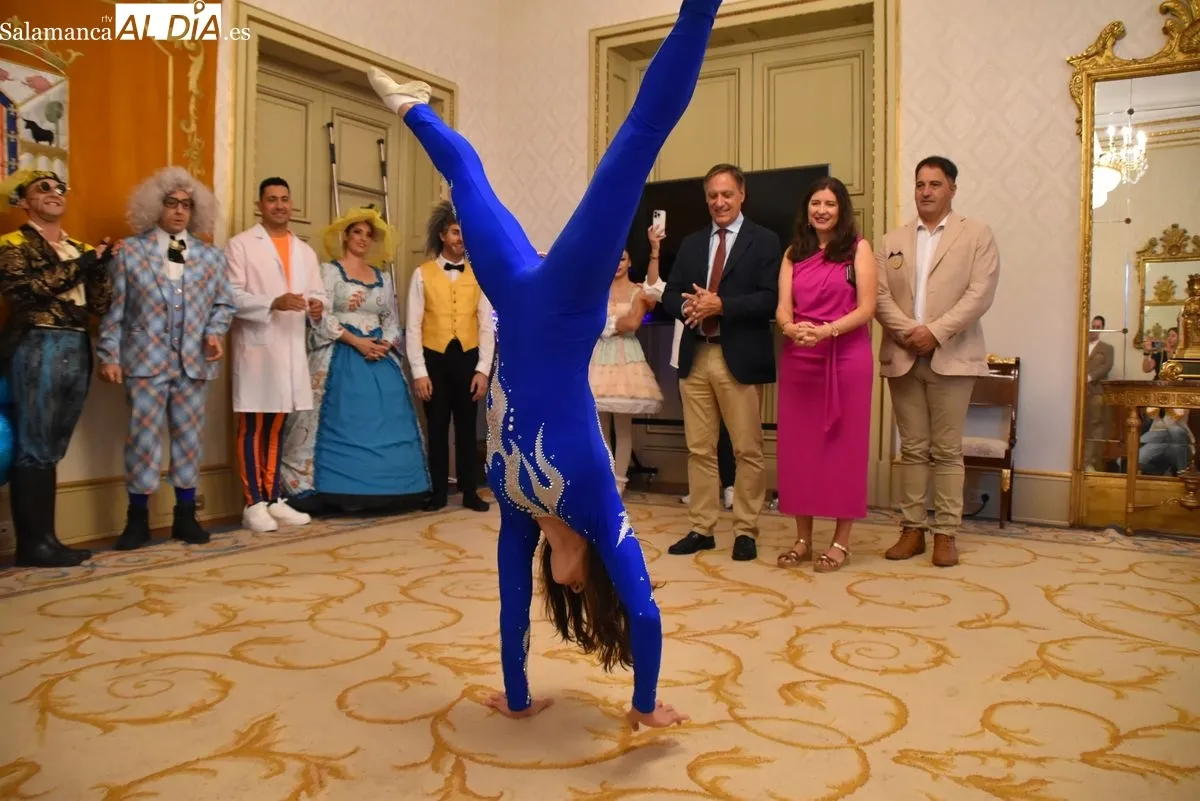 Recepción en el Ayuntamiento de Salamanca con los artistas de  Stellar Circus para presentar dos sesiones de circo inclusivo los días 25 y 28 de septiembre. Foto de Miguel A. González