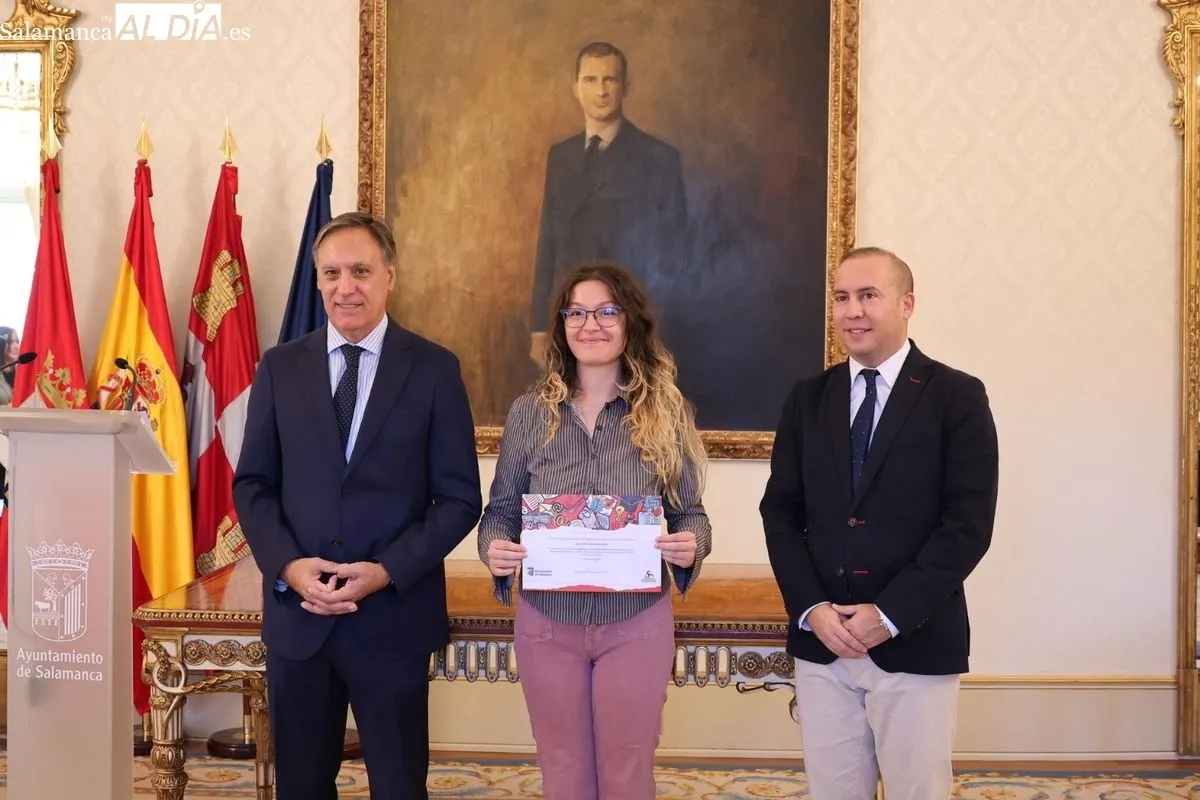 El alcalde de Salamanca, Carlos García Carbayo, entrega los diplomas a los alumnos que han formado parte de la última edición del programa de Fomento del Talento. Foto de David Sañudo