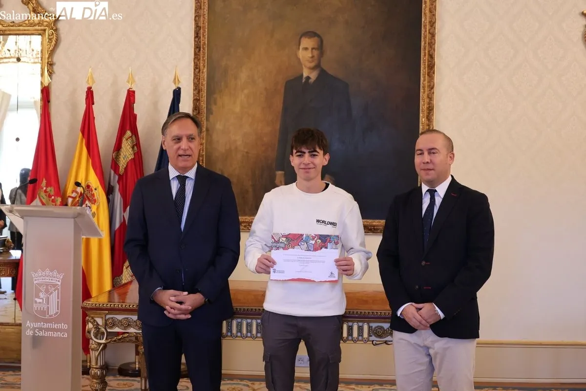 El alcalde de Salamanca, Carlos García Carbayo, entrega los diplomas a los alumnos que han formado parte de la última edición del programa de Fomento del Talento. Foto de David Sañudo