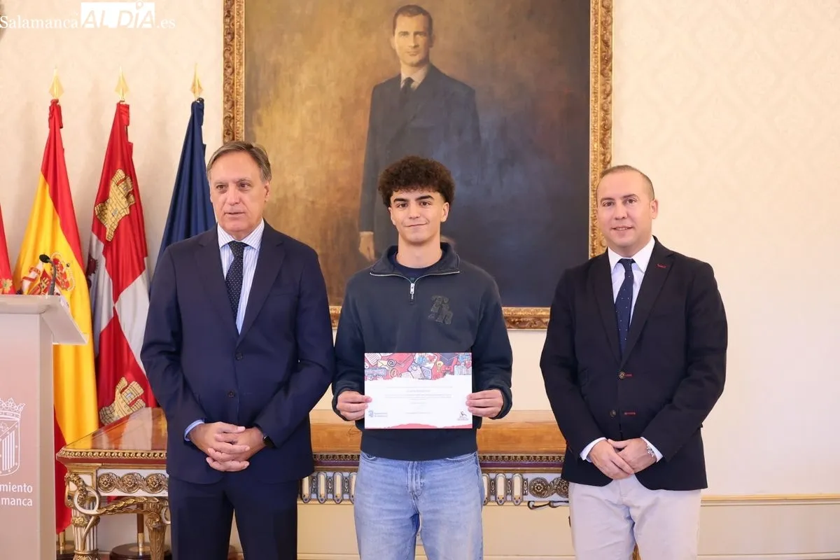 El alcalde de Salamanca, Carlos García Carbayo, entrega los diplomas a los alumnos que han formado parte de la última edición del programa de Fomento del Talento. Foto de David Sañudo