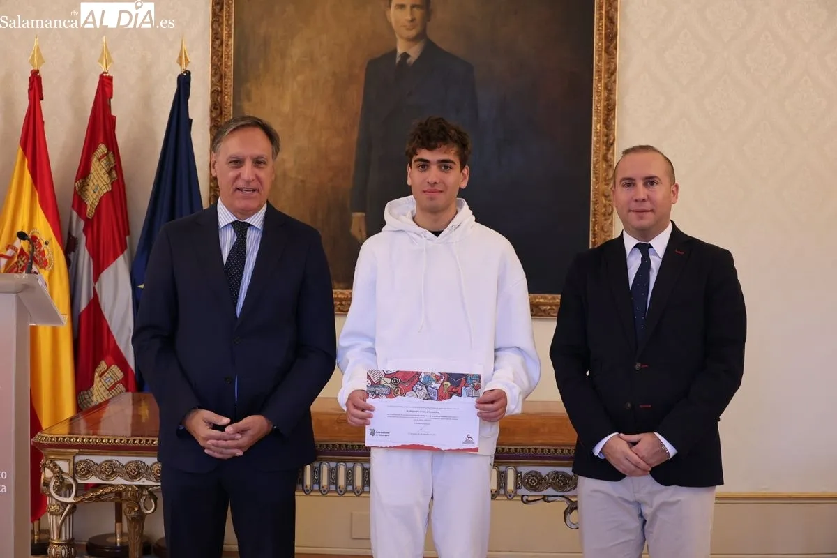 El alcalde de Salamanca, Carlos García Carbayo, entrega los diplomas a los alumnos que han formado parte de la última edición del programa de Fomento del Talento. Foto de David Sañudo