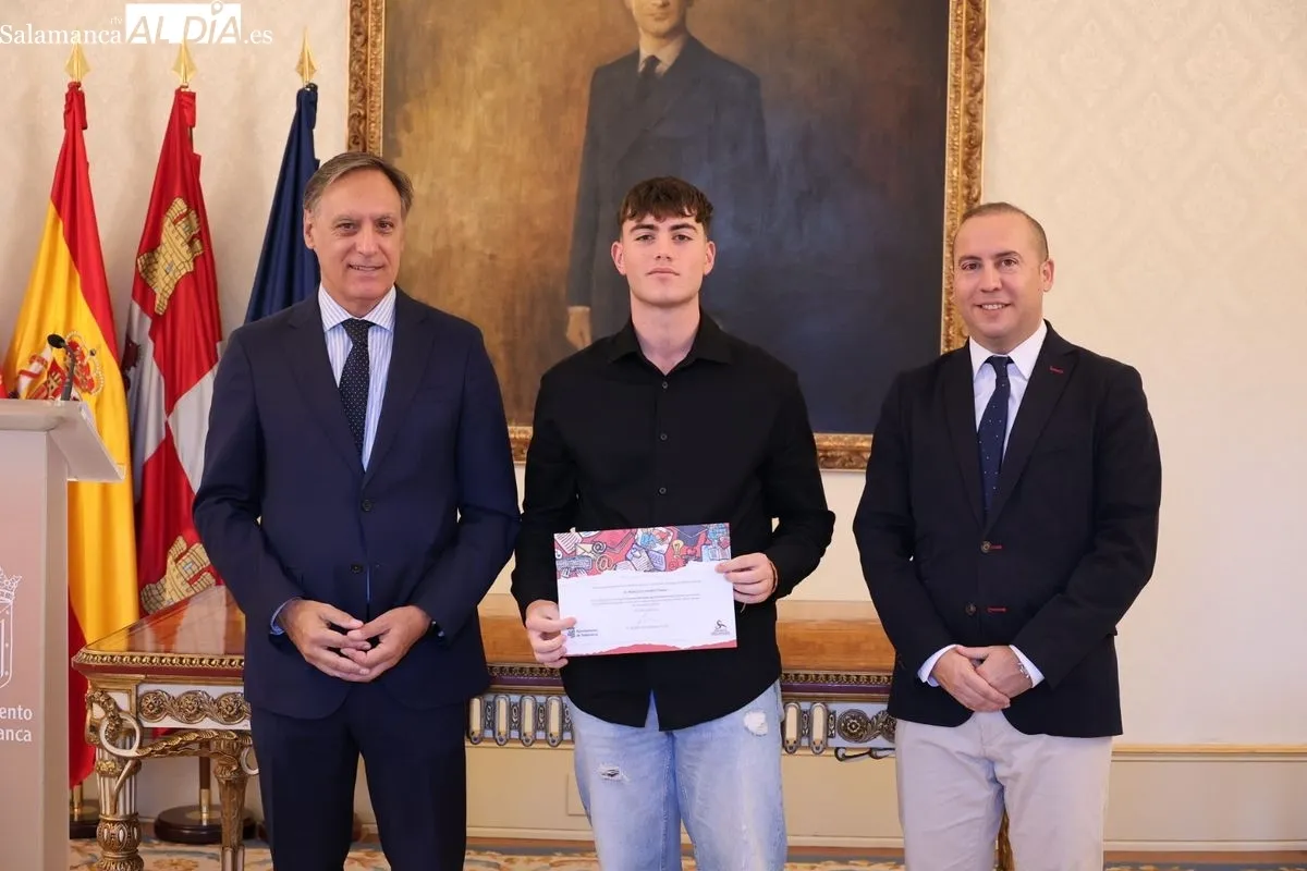 El alcalde de Salamanca, Carlos García Carbayo, entrega los diplomas a los alumnos que han formado parte de la última edición del programa de Fomento del Talento. Foto de David Sañudo