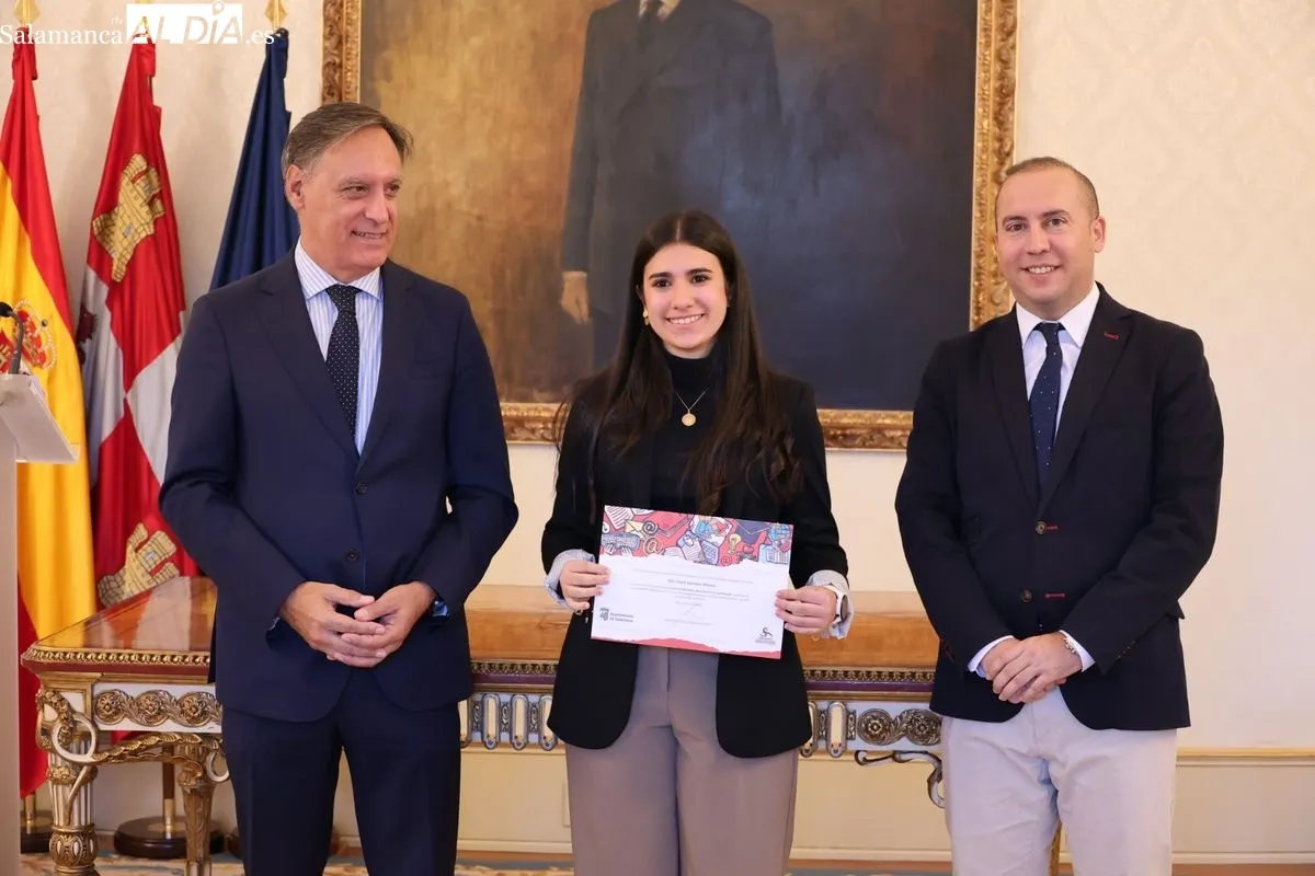 El alcalde de Salamanca, Carlos García Carbayo, entrega los diplomas a los alumnos que han formado parte de la última edición del programa de Fomento del Talento. Foto de David Sañudo