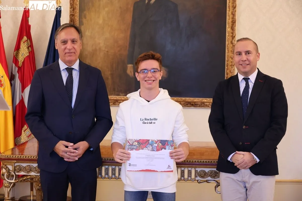 El alcalde de Salamanca, Carlos García Carbayo, entrega los diplomas a los alumnos que han formado parte de la última edición del programa de Fomento del Talento. Foto de David Sañudo