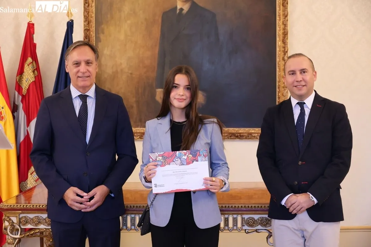 El alcalde de Salamanca, Carlos García Carbayo, entrega los diplomas a los alumnos que han formado parte de la última edición del programa de Fomento del Talento. Foto de David Sañudo