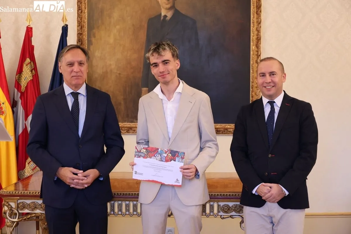 El alcalde de Salamanca, Carlos García Carbayo, entrega los diplomas a los alumnos que han formado parte de la última edición del programa de Fomento del Talento. Foto de David Sañudo