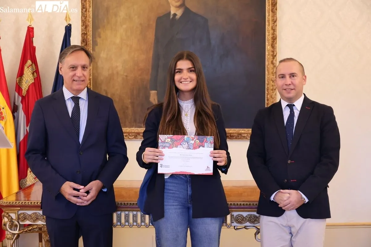 El alcalde de Salamanca, Carlos García Carbayo, entrega los diplomas a los alumnos que han formado parte de la última edición del programa de Fomento del Talento. Foto de David Sañudo