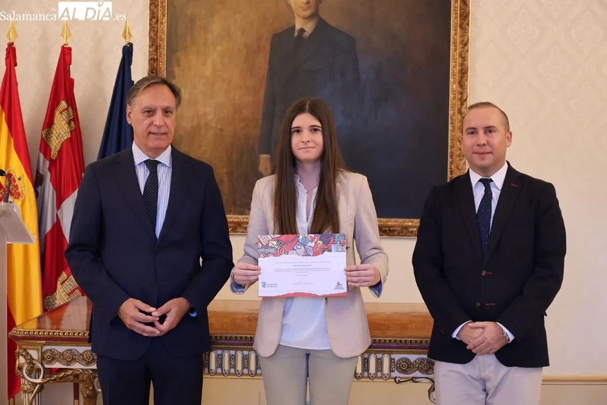 El alcalde de Salamanca, Carlos García Carbayo, entrega los diplomas a los alumnos que han formado parte de la última edición del programa de Fomento del Talento. Foto de David Sañudo