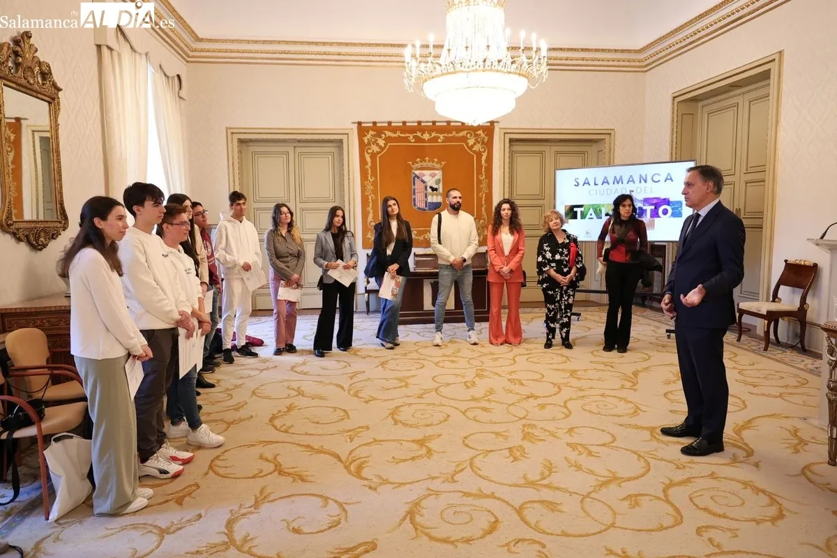 El alcalde de Salamanca, Carlos García Carbayo, entrega los diplomas a los alumnos que han formado parte de la última edición del programa de Fomento del Talento. Foto de David Sañudo