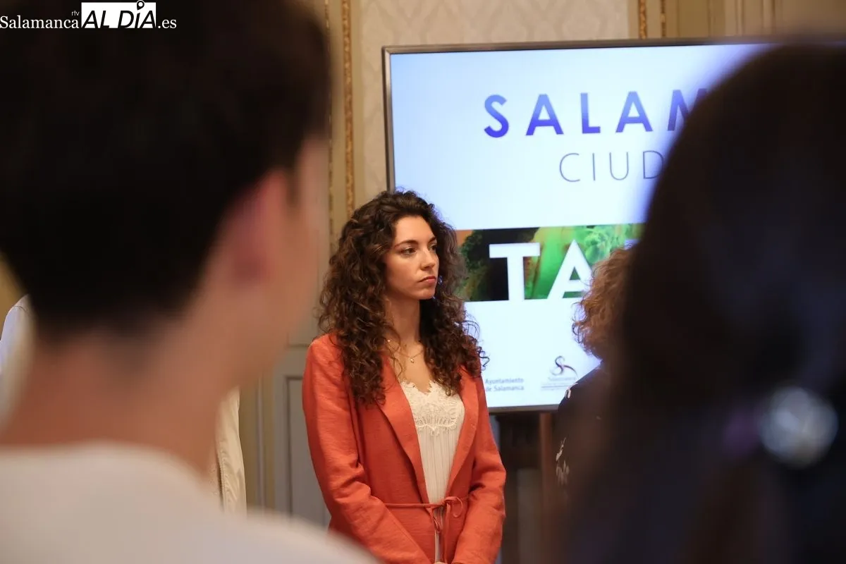 El alcalde de Salamanca, Carlos García Carbayo, entrega los diplomas a los alumnos que han formado parte de la última edición del programa de Fomento del Talento. Foto de David Sañudo