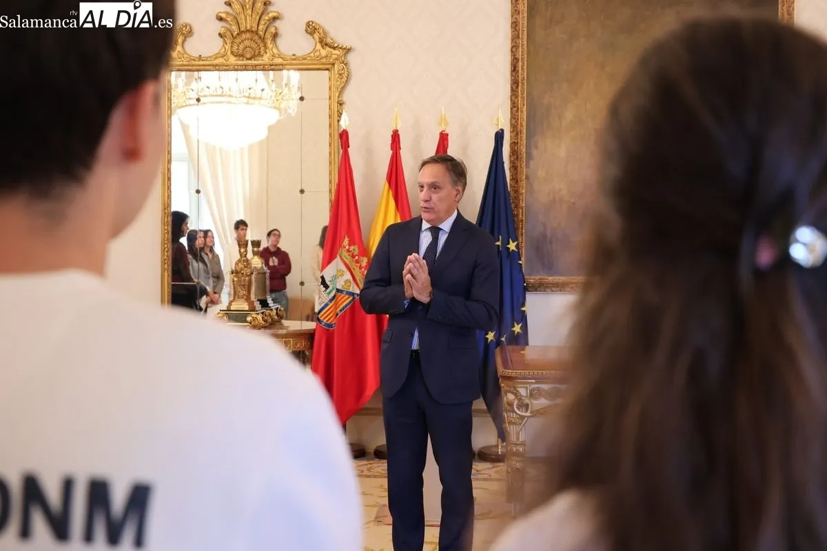 El alcalde de Salamanca, Carlos García Carbayo, entrega los diplomas a los alumnos que han formado parte de la última edición del programa de Fomento del Talento. Foto de David Sañudo