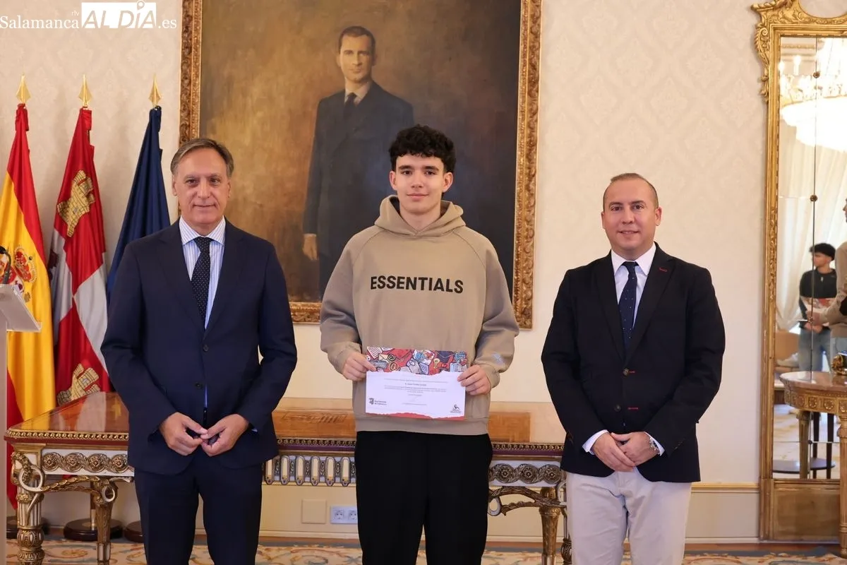 El alcalde de Salamanca, Carlos García Carbayo, entrega los diplomas a los alumnos que han formado parte de la última edición del programa de Fomento del Talento. Foto de David Sañudo