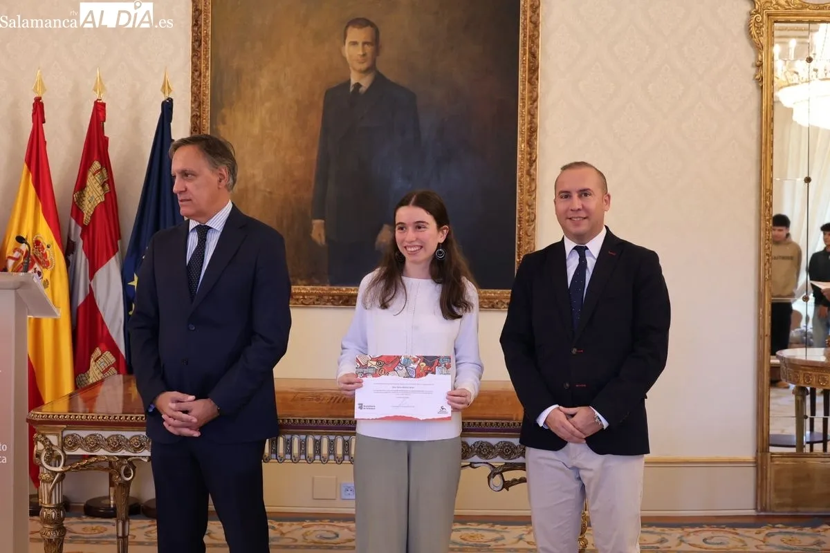 El alcalde de Salamanca, Carlos García Carbayo, entrega los diplomas a los alumnos que han formado parte de la última edición del programa de Fomento del Talento. Foto de David Sañudo