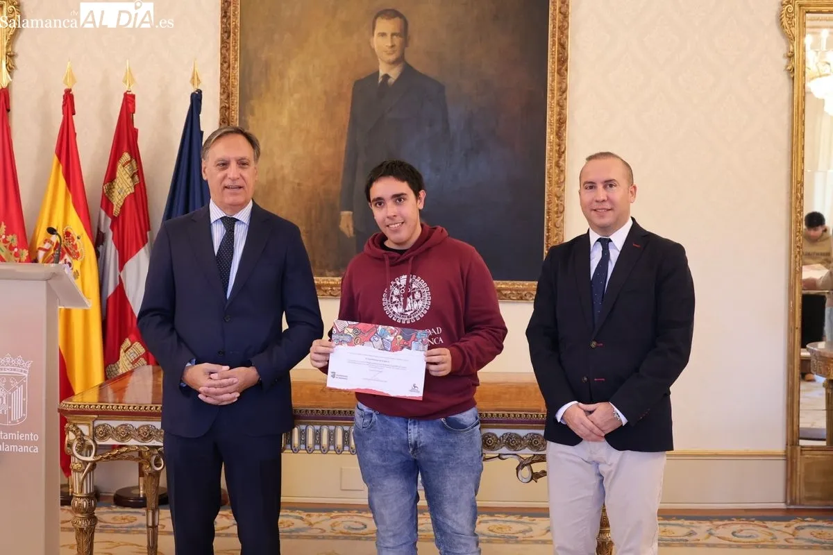 El alcalde de Salamanca, Carlos García Carbayo, entrega los diplomas a los alumnos que han formado parte de la última edición del programa de Fomento del Talento. Foto de David Sañudo