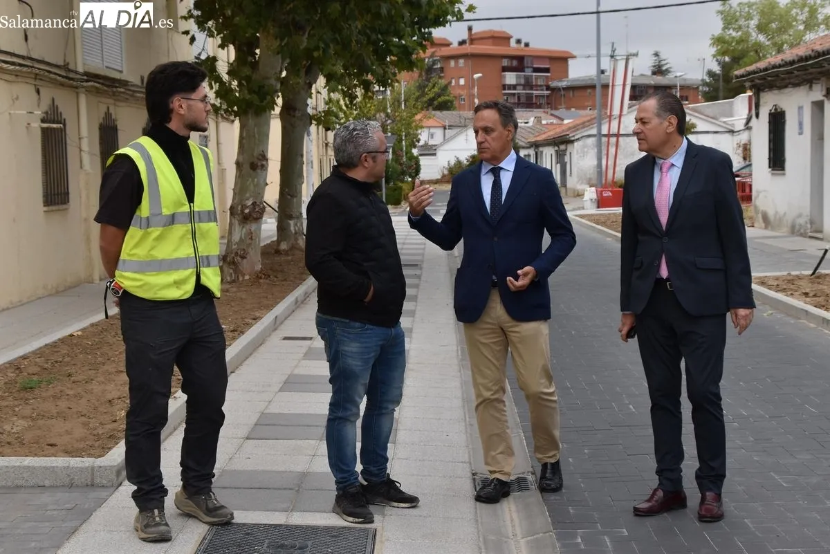 El alcalde de Salamanca, Carlos García Carbayo, ha visitado este miércoles las obras del barrio de la Vega. Foto de Miguel A. González