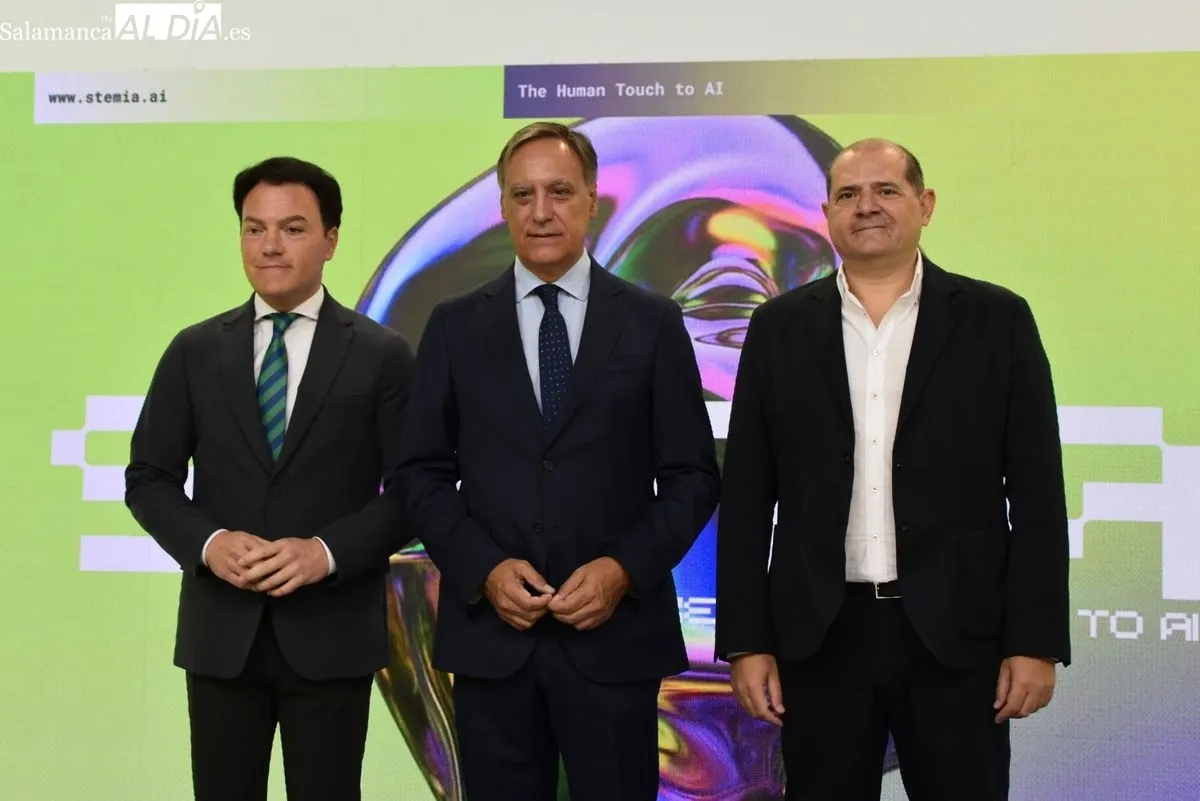 El alcalde de Salamanca, Carlos García Carbayo, y el CEO de Stemia, Juan Manuel Barrionuevo, presentan el inicio de la actividad de esta empresa en Salamanca. Foto de Miguel A. González