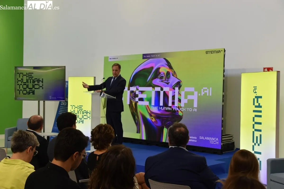 El alcalde de Salamanca, Carlos García Carbayo, y el CEO de Stemia, Juan Manuel Barrionuevo, presentan el inicio de la actividad de esta empresa en Salamanca. Foto de Miguel A. González