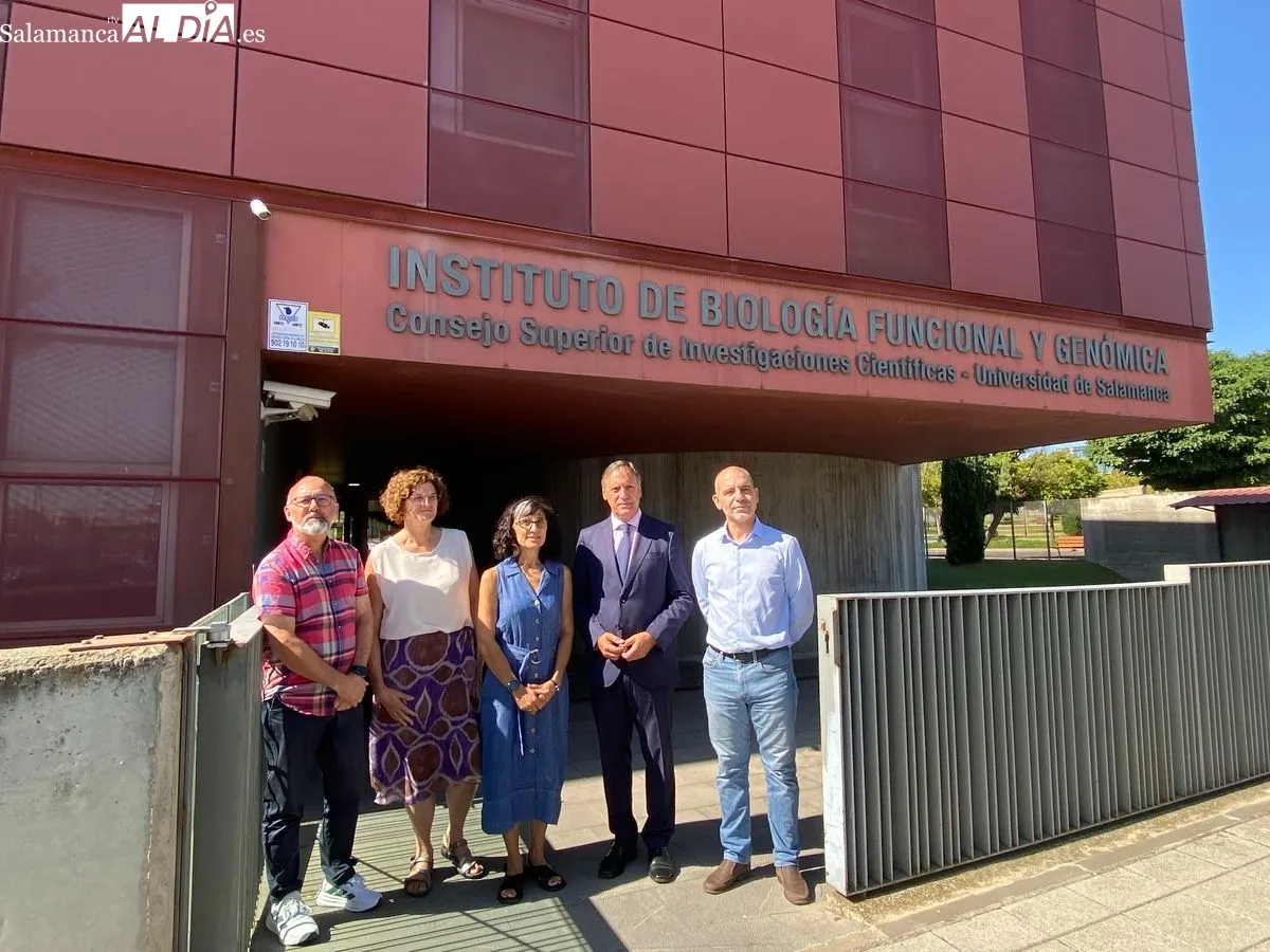 El alcalde de Salamanca, Carlos García Carbayo, y la directora del Instituto de Biología Funcional y Genómica (IBFG), Olga Calvo. Foto de Vanesa Martins