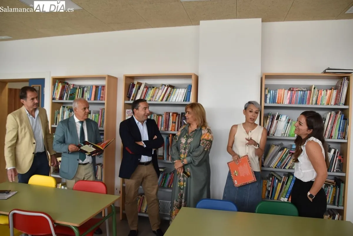 El delegado territorial, Eloy Ruiz, visita el CEIP CRA Los Arapiles, de Aldeatejada. Foto de Miguel A. González
