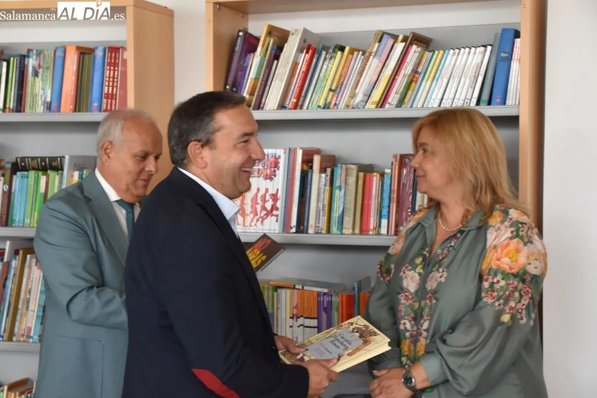 El delegado territorial, Eloy Ruiz, visita el CEIP CRA Los Arapiles, de Aldeatejada. Foto de Miguel A. González
