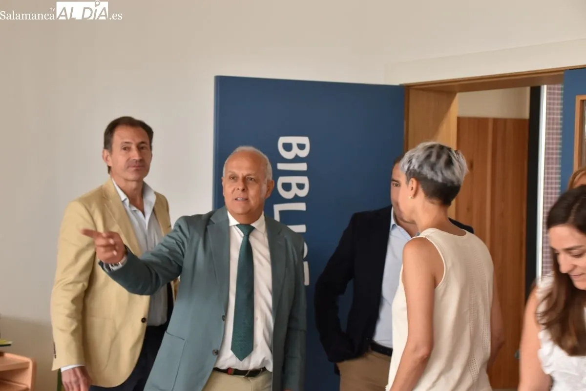 El delegado territorial, Eloy Ruiz, visita el CEIP CRA Los Arapiles, de Aldeatejada. Foto de Miguel A. González